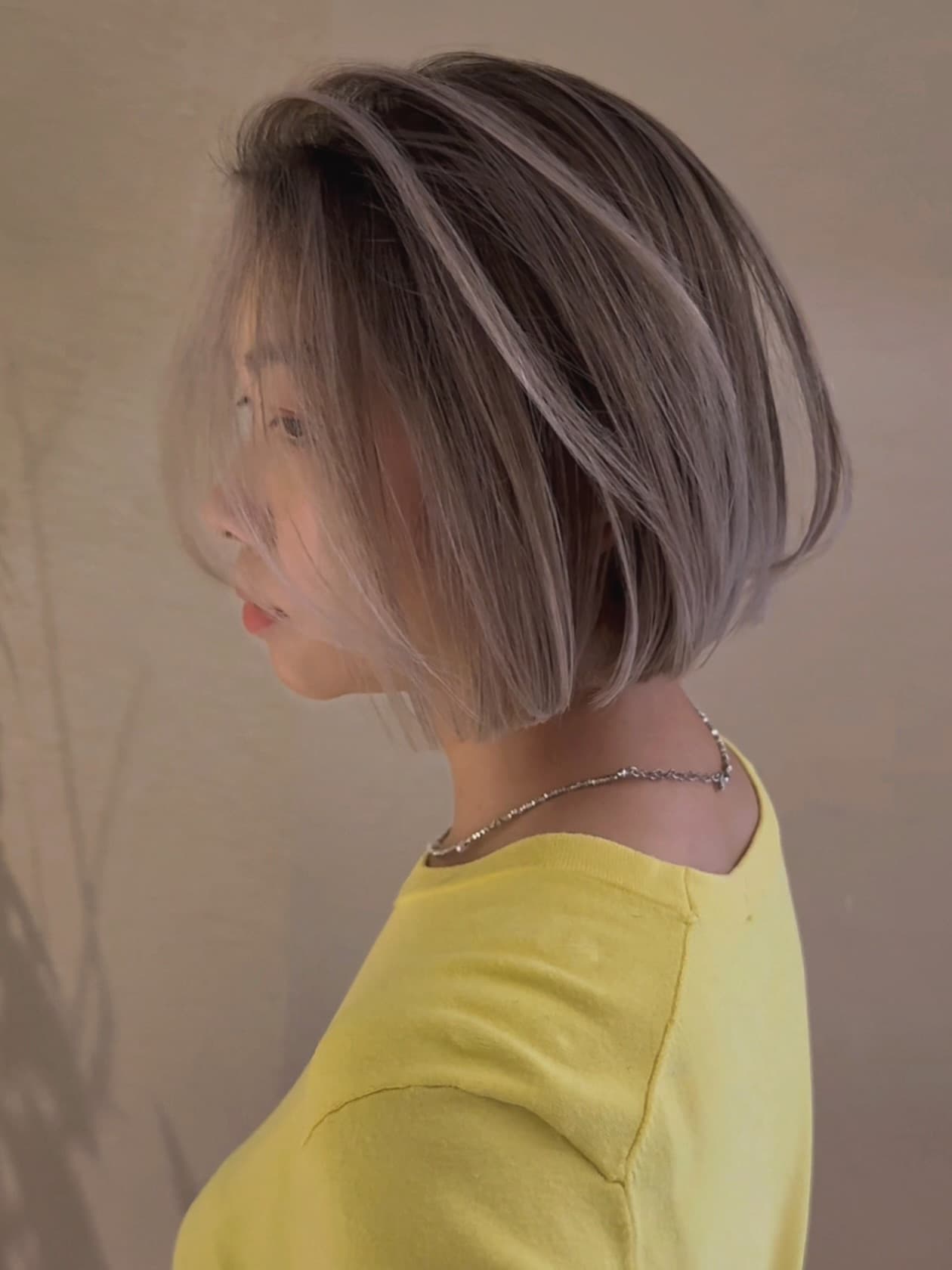 棕灰色 Balayage 短 Bob